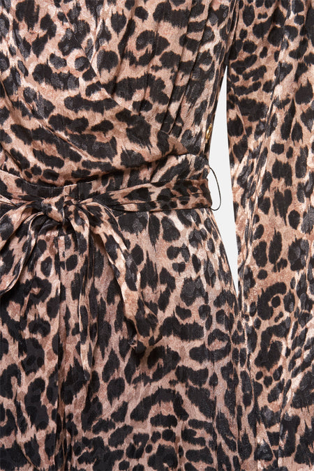 Bruine playsuit van Guess, met een luipaardprint en een ceintuur in de taille.