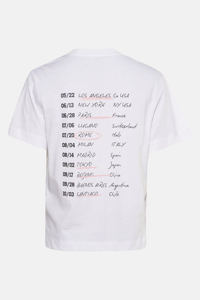 Wit T-shirt met korte mouwen van Guess, met een zwarte tourprint op de achterkant.
