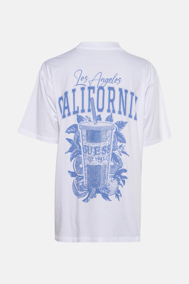 Wit T-shirt met korte mouwen van Guess, met blauwe "Los Angeles California" print en cocktailglas afbeelding op de rug.
