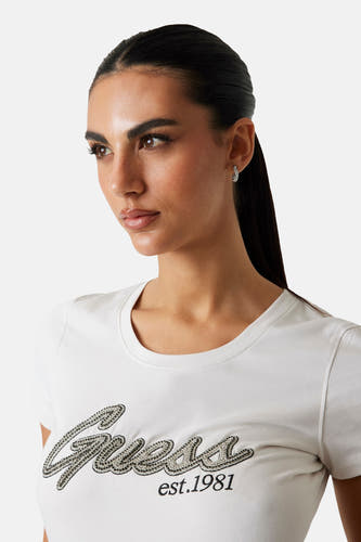 T-shirt blanc à manches courtes de Guess, avec logo brodé et "est.1981" en lettres noires.