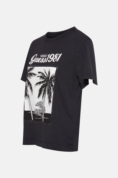 T-shirt gris à manches courtes de Guess, avec imprimé de plage sur l'avant.