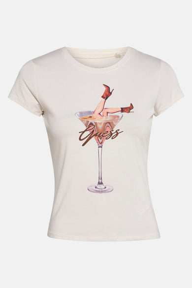 T-shirt écru à manches courtes de Guess, avec un imprimé verre cocktail et le mot "Guess" décoré de paillettes.