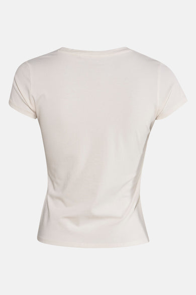 T-shirt écru à manches courtes de Guess, dos uni sur un fond blanc.