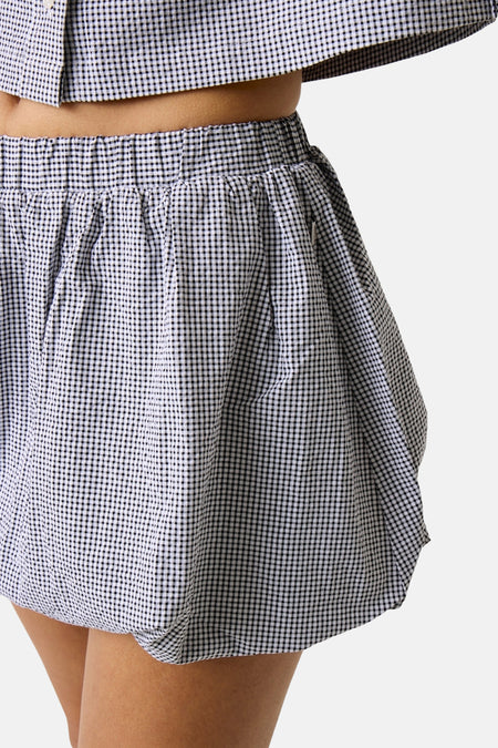 Zwarte damesrok casual van Guess, met een ruitjespatroon en elastische tailleband, in een cropped weergave.