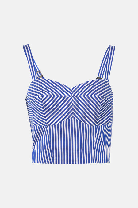 Chemisier bleu Guess®, à motif rayé et coupe courte, combiné avec un jean foncé et des chaussures argentées.