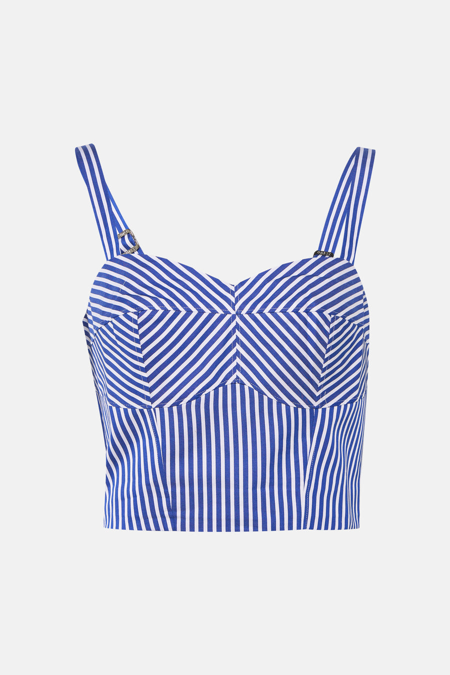 Chemisier bleu Guess®, à motif rayé et coupe courte, combiné avec un jean foncé et des chaussures argentées.
