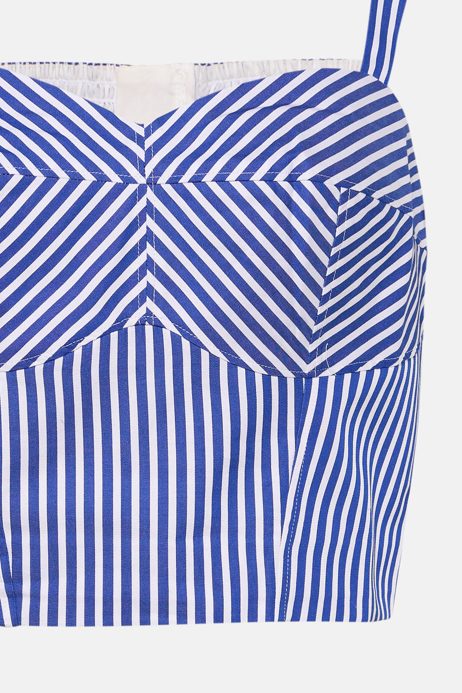 Chemisier bleu de Guess, avec un motif rayé et une poche d'accent.
