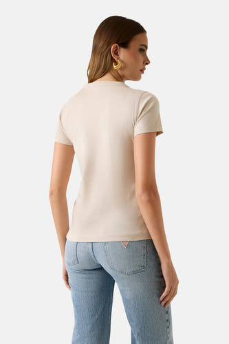 T-shirt beige à manches courtes de Guess, avec col rond et assorti à un jean.