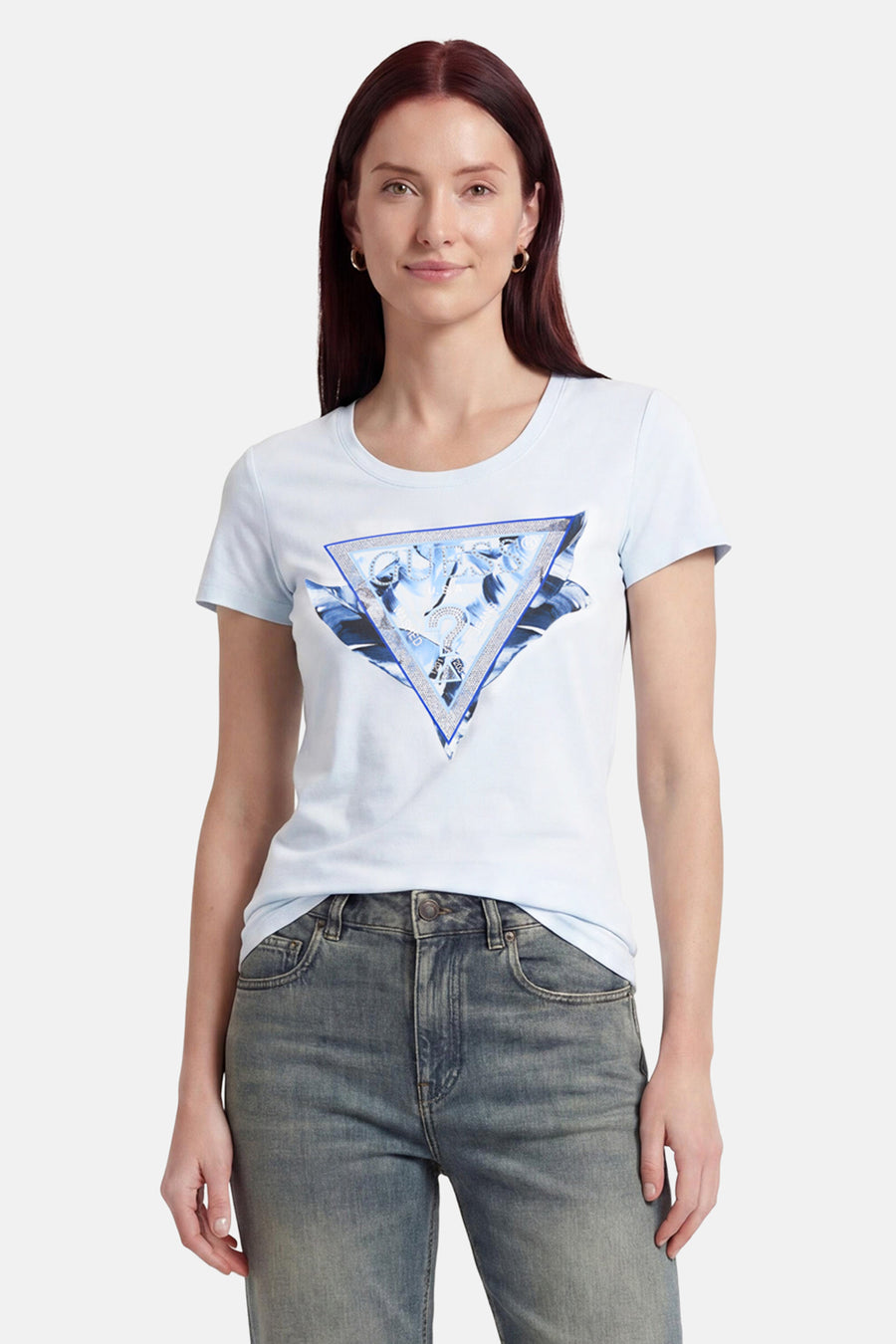 Lichtblauw T-shirt van Guess® met een driehoekig Guess-logo, bloemmotief en glitterrand.