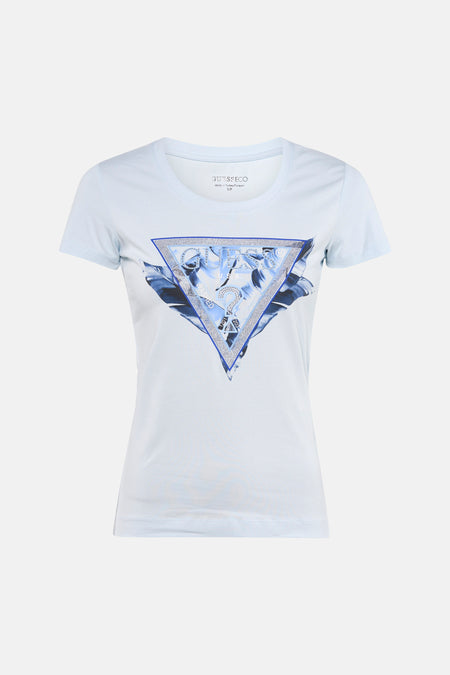 Lichtblauw T-shirt met korte mouwen van Guess®, versierd met een glinsterend driehoekig logo met blauwe bloemmotieven en strass steentjes op de borst.