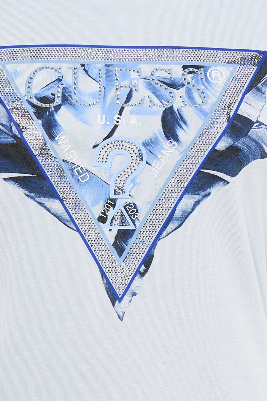 T-shirt bleu Guess® avec un logo triangulaire brillant formé de strass et un motif floral bleu.