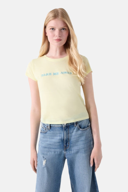 Geel T-shirt van Guess met korte mouwen, 'TAKE ME AWAY' opdruk, gedragen met een distressed wide-leg jeans.