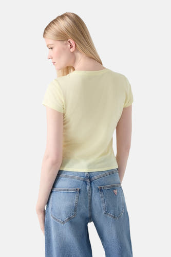 Geel T-shirt van Guess® met korte mouwen, gezien vanaf de achterkant, gedragen met een spijkerbroek.