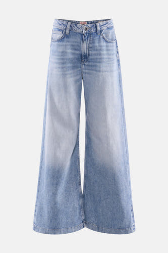 Jean Guess bleu clair large, avec un lav lav délavé et une texture denim classique.