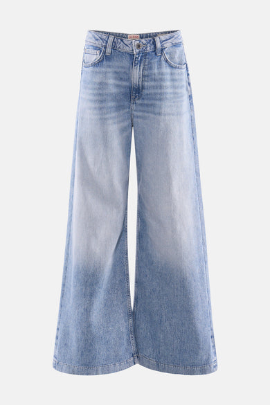 Jean Guess bleu clair large, avec un lav lav délavé et une texture denim classique.