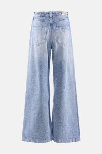 Jean en denim bleu clair large de Guess, avec logo de marque sur la poche arrière.