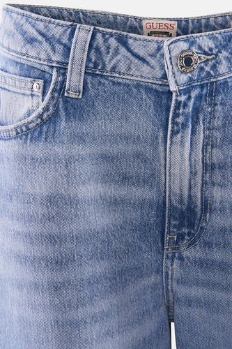 Jean en denim bleu clair large de Guess, avec détail de bouton et passants.