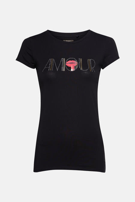 Zwart T-shirt met korte mouwen van Guess, met de tekst 'Amour' gedecoreerd met strass-steentjes en een afbeelding van lippenstift.
