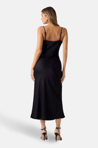 Robe noire à manches courtes de Guess, avec des bretelles spaghetti et une texture brillante, vue arrière.