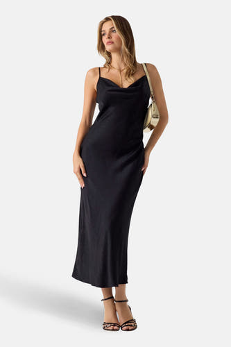Robe noire à manches courtes de Guess, avec des rayures subtiles.