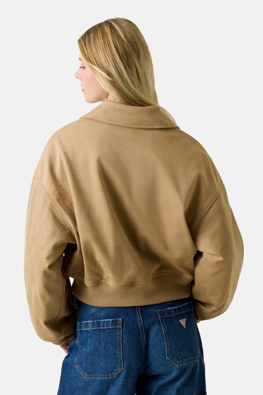 Bruine korte jas van Guess met lange mouwen, combineert met een donkerblauwe jeans.