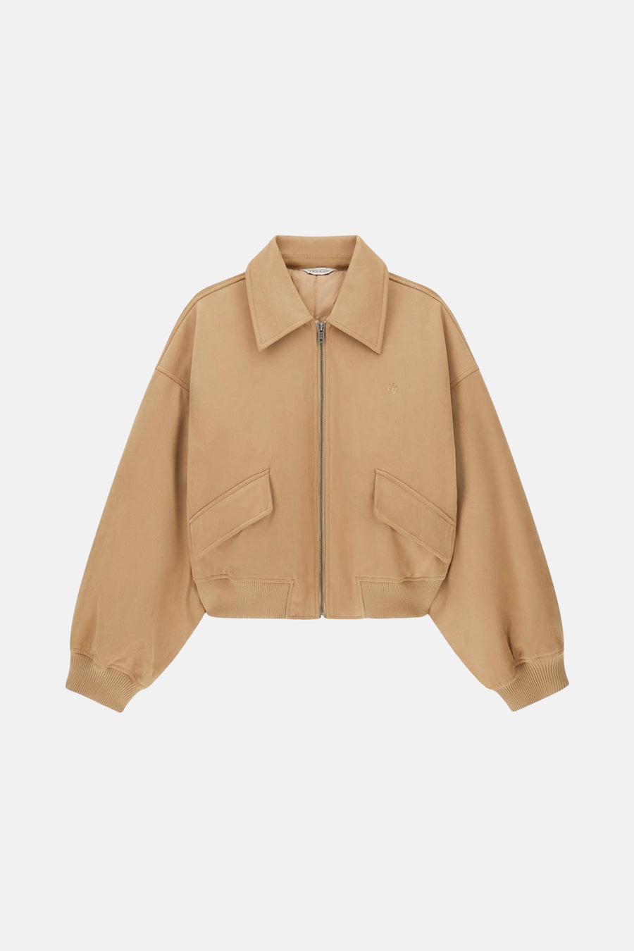 Manteau court brun de Guess, avec fermeture éclair et poches à l'avant.