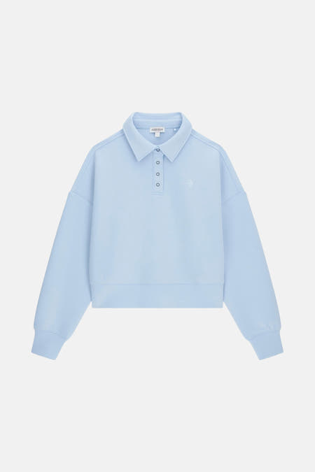 Blauw sweatshirt van Guess, met polokraag en knoopsluiting, en klein logo op de borst.
