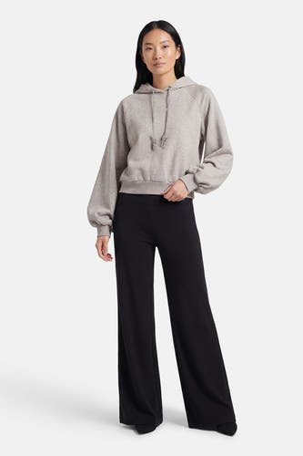 Gilet gris de Guess, combiné avec un pantalon noir évasé.