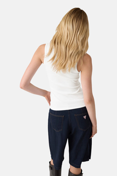 Witte ribbel tanktop van Guess®, achterkant weergegeven, met donkerblauwe jeans en zwarte laarzen, casual look