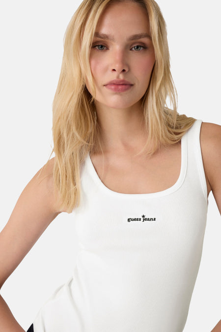 Witte ribbel tanktop van Guess® met klein borduursel op borst, gedragen door model met blond haar, close-up voorzijde