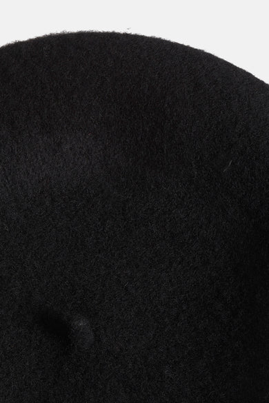 Chapeau noir Access®, avec une fine texture en fourrure et une forme arrondie, gros plan.