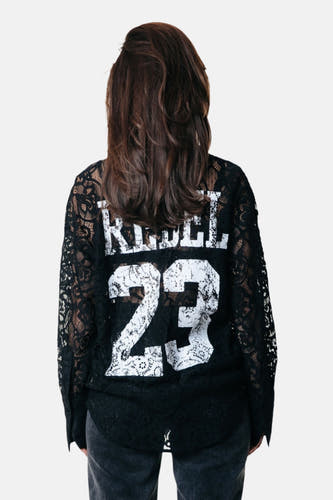 Zwart hemd met lange mouwen van COLOURFUL REBEL, met kantdetail, en grote witte letters op de rug.
