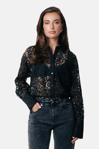 Zwart hemd met lange mouwen van COLOURFUL REBEL, met kantpatroon en gedragen met een zwarte top en grijze jeans.
