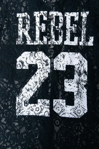 Zwart hemd met lange mouwen van COLOURFUL REBEL, met witte opdruk van "REBEL 23" in kantpatroon.
