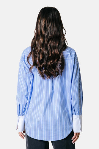 Chemise bleue rayée avec manches longues de COLOURFUL REBEL, avec des poignets blancs, vue de derrière.