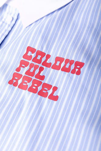 Chemise rayée bleue de COLOURFUL REBEL, avec les manches longues et le texte "COLOURFUL REBEL" en lettres rouges.