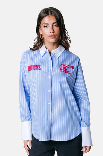 Chemise rayée bleue et blanche à manches longues de COLOURFUL REBEL, avec col et manchettes blancs et impressions de texte rouges.