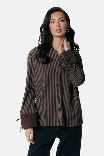 Chemise brune à manches longues de COLOURFUL REBEL, avec des rayures verticales et des détails militaires aux poignets.