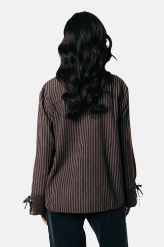 Chemise brune à longues manches de COLOURFUL REBEL, avec une rayure verticale et des cordons décoratifs sur les manches.