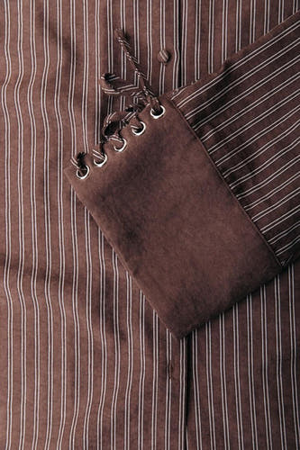 Bruin overhemd met lange mouwen van COLOURFUL REBEL, met verticale strepen en veterdetails aan de manchet.
