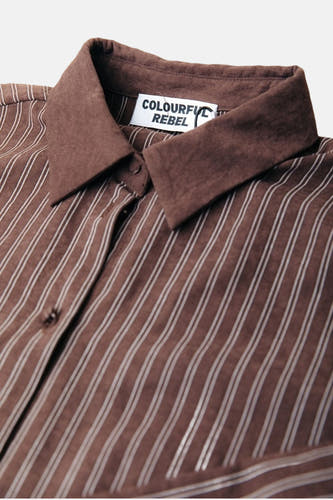 Chemise brune à longues manches de COLOURFUL REBEL, avec un motif à carreaux et une col.