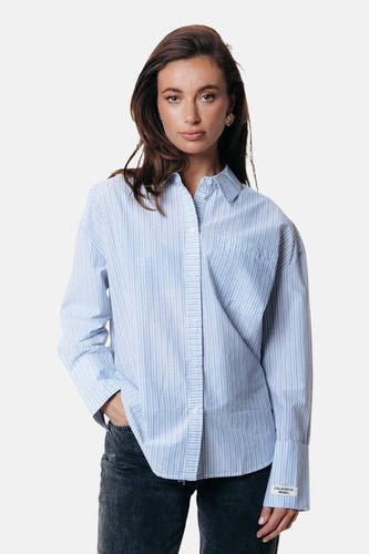 Chemise bleue à manches longues de COLOURFUL REBEL, avec un motif rayé et portée avec une écharpe imprimée d'animaux.