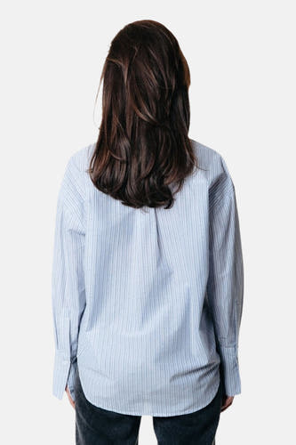 Chemise bleue rayée à manches longues de COLOURFUL REBEL, avec plis et poignets sur le dos.