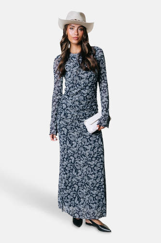 Blauwe jurk met lange mouwen van COLOURFUL REBEL, met paisley print en een bijpassende hoed.
