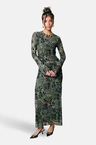 Groene jurk met lange mouwen van COLOURFUL REBEL, met dierenprint en gouden sieraden.
