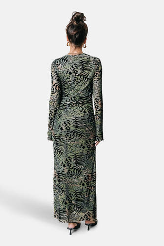 Groene jurk met lange mouwen van COLOURFUL REBEL, met een mix van zebra- en luipaardprint.