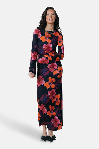 Jupe multicolore à longues manches de COLOURFUL REBEL, avec une impression de fleurs rouges et oranges et des chaussures noires à lacets.