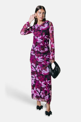 Multikleurige jurk met lange mouwen van COLOURFUL REBEL, met een opvallend bloemenpatroon en een zwarte tas.
