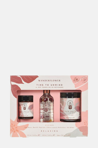 Multicolore geschenkset van Upper Canada, met badolie, bodybutter en badzout in een decoratieve roze verpakking.
