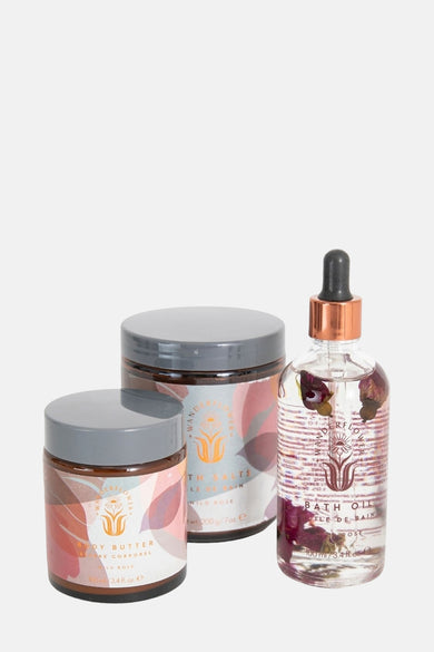 Multicolor geschenkset van Upper Canada, met bloemenpatroon en rozenblaadjes in de fles bath oil.
